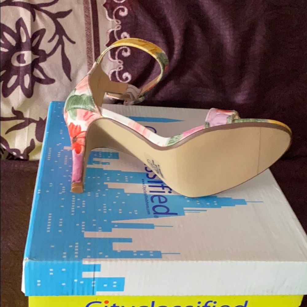 Sandals - Picture 4 of 4